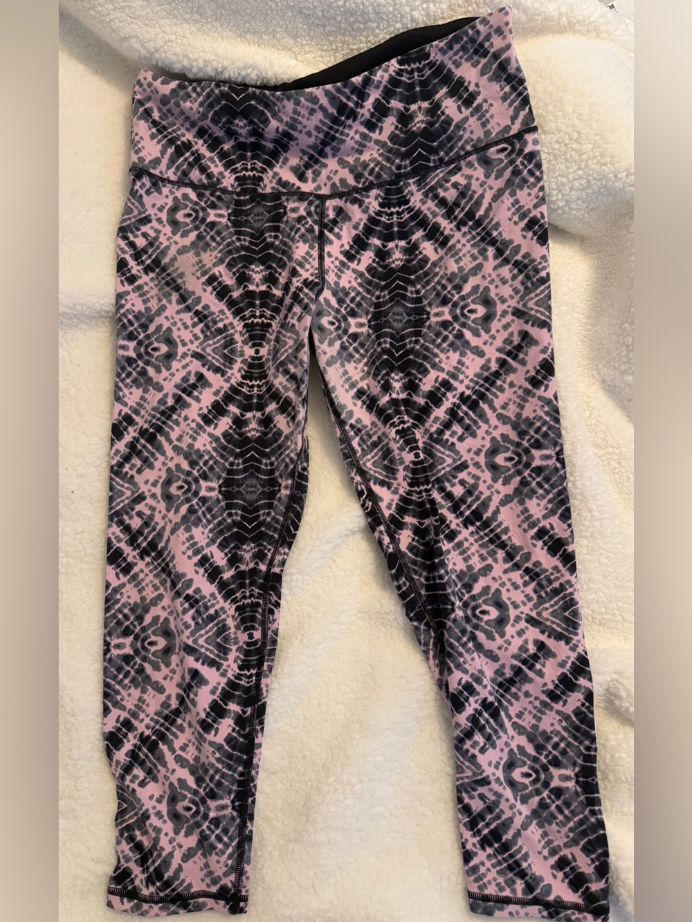 Women’s Victoria secret 7/8 knock out 
Pink and Black Patterned Active tights